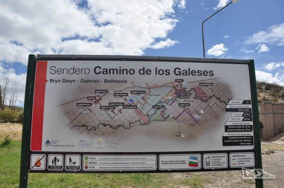 Placa com informações turísticas de Gaiman, cidade de colonização galesa na Patagônia, na Argentina